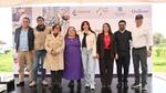 Ocho representantes posan juntos en un evento de colaboración para la restauración del agua en México.