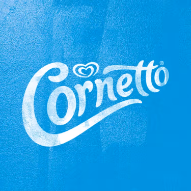 En un fondo azul se puede apreciar el logo de la marca Cornetto.