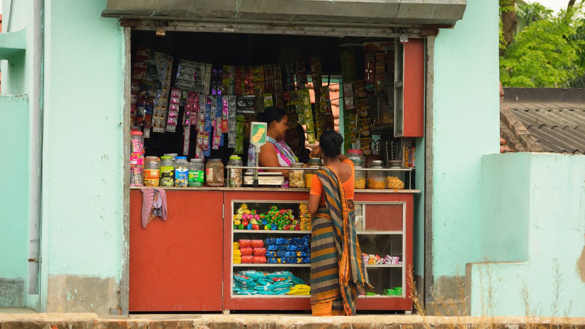 Mujer trabajando en una pequeña tienda