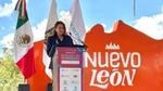 Una mujer habla en un podio de Ruta de las Empresas junto a la bandera mexicana y un letrero de Nuevo León.