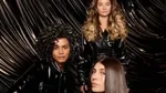 Tres mujeres con cabello brillante: una rubia con ondas, una con rizos oscuros, una con cabello oscuro con brillo extremo. La imagen es un anuncio de Brillo Lamelar de TRESemmé.