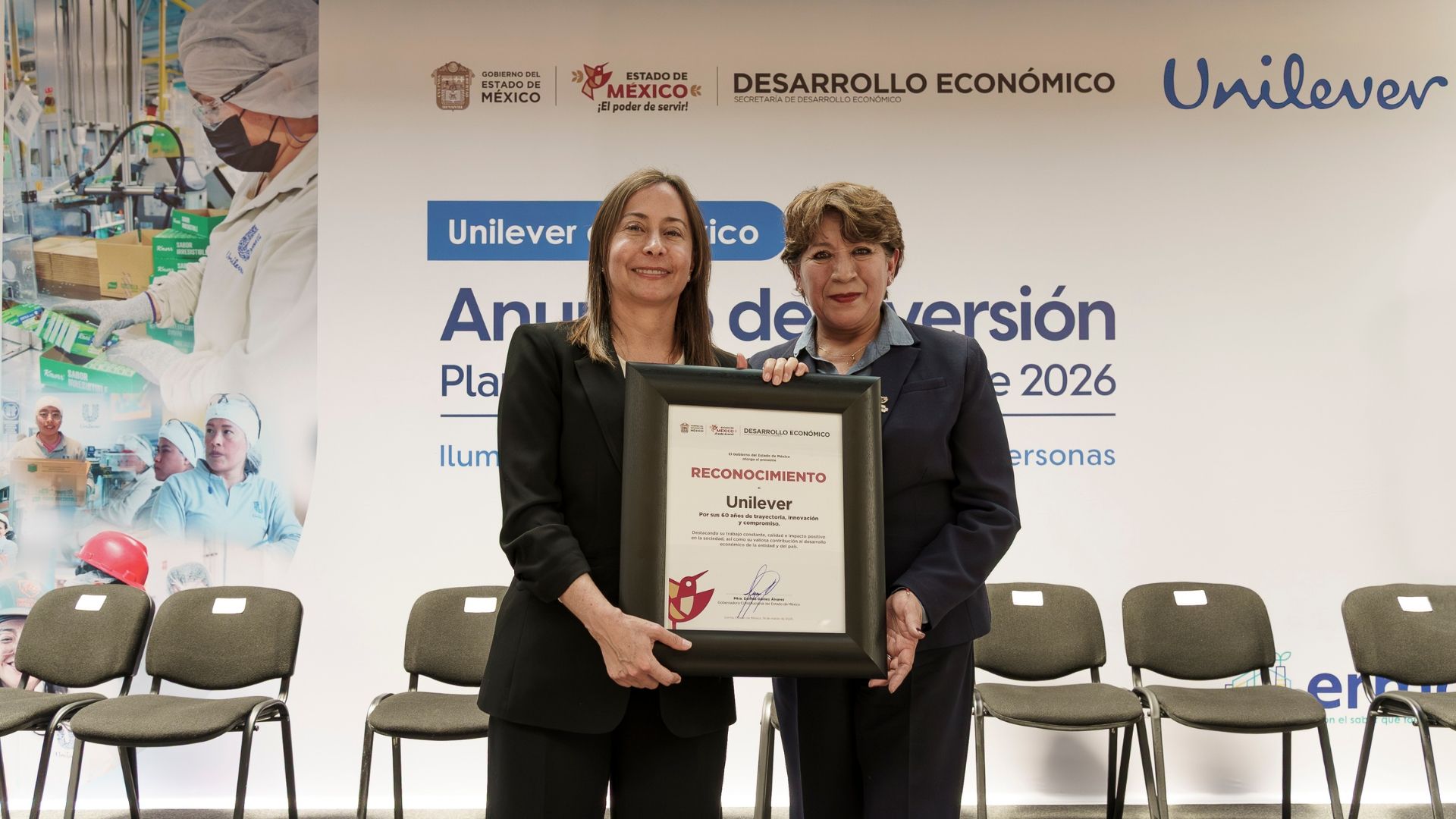 Entrega de reconocimiento a Unilever durante evento de inversión y desarrollo económico en Estado de México.
